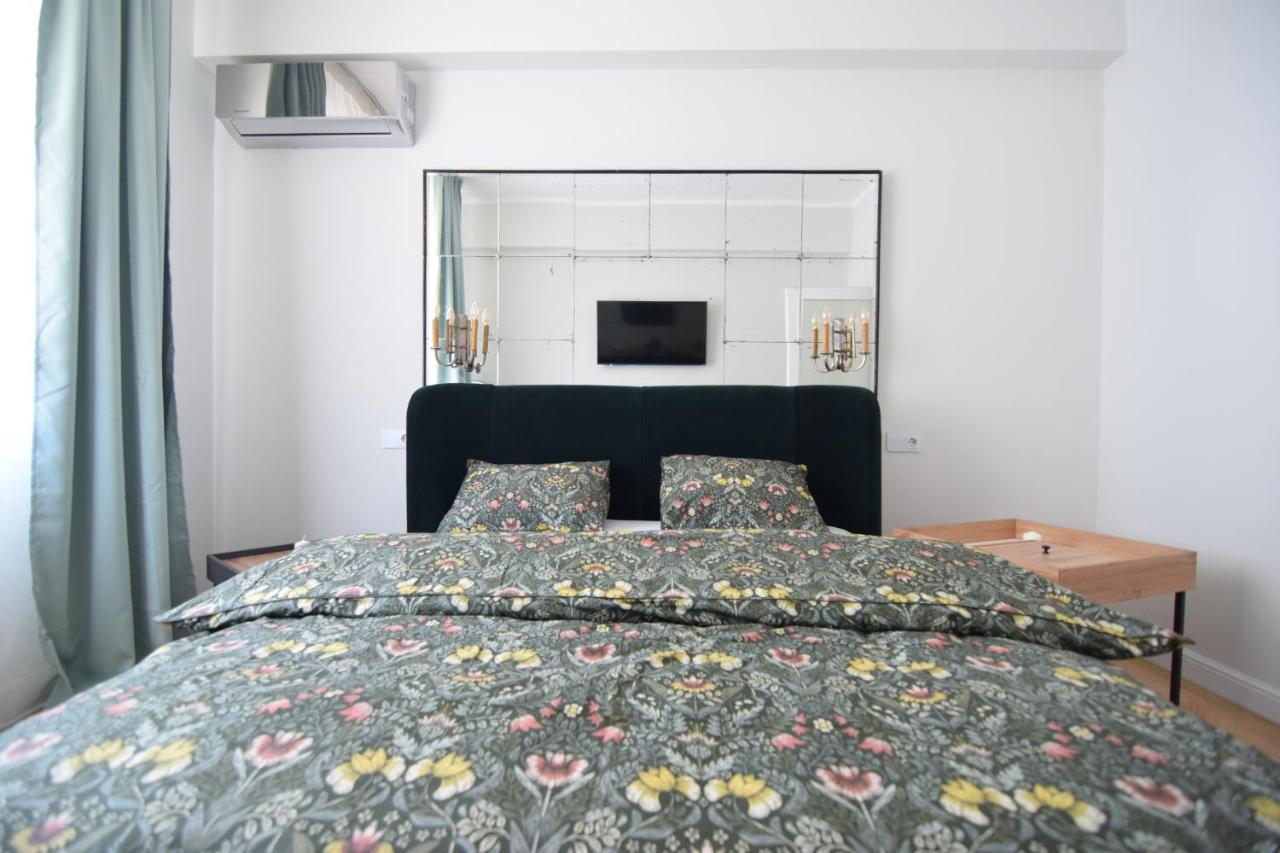 Beautiful Apartment In Old City Bukarest Exterior foto