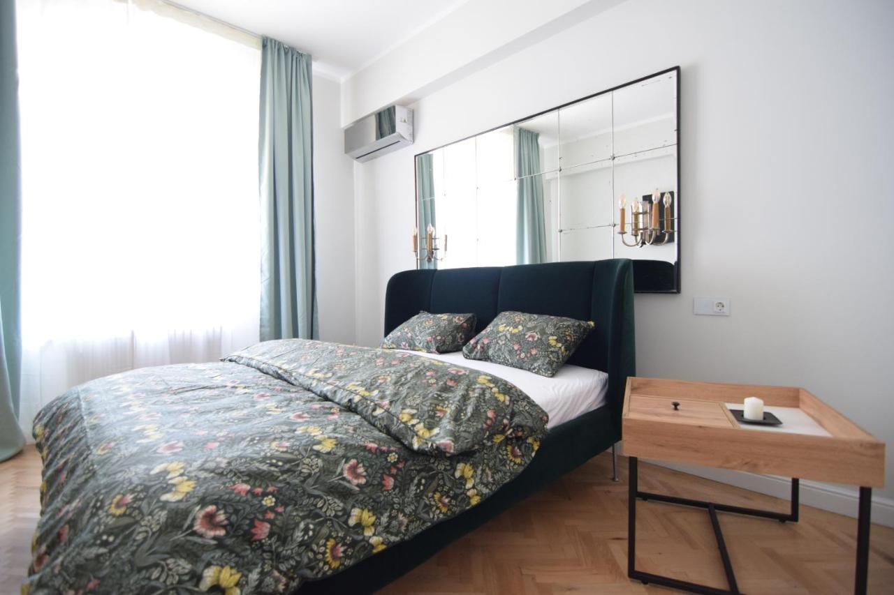 Beautiful Apartment In Old City Bukarest Exterior foto