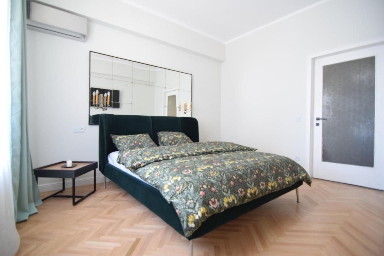 Beautiful Apartment In Old City Bukarest Exterior foto