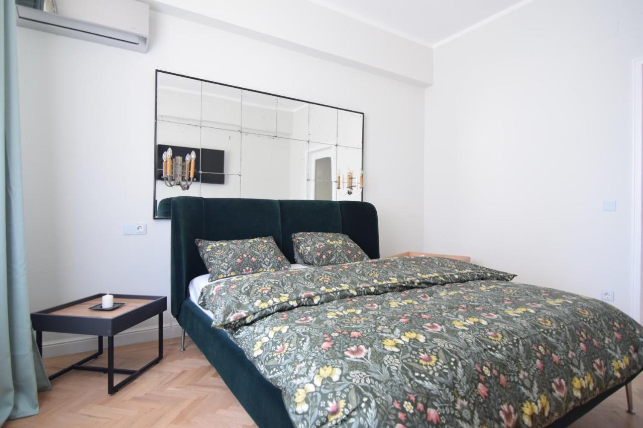 Beautiful Apartment In Old City Bukarest Exterior foto
